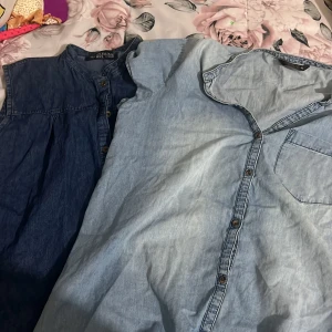 Två jeansvästar - Jag säljer två jeansvästar en mörkare och en ljusar aldrig använda. Jag säljer en för 30kr och två för 50kr 