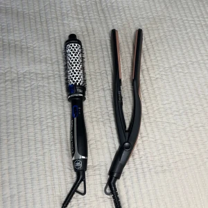 Hårstylingverktyg, Björn Axén och Adler  - Säljer två hårstylingverktyg från björn Axén och Adler. En rundborste med värmefunktion och en plattång. Perfekta för att skapa olika frisyrer med volym och släthet. Båda verktygen har en elegant svart design med detaljer i silver och koppar.