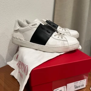 Valentino Opens - Riktigt snygga Valentino opens skor, det är riktigt fräscha till sommaren nu när den är på väg, och änu skönare med ett par vita skor! Skicket är 8/10 och det det ändå som är problemet är att det har gott sönder lite av sluran inuti men syns knappt! Ny pris ligger dom på över 7000 kr. Pris kan diskuteras vid snabb affär! Bara att DM om det är något ni undrar!