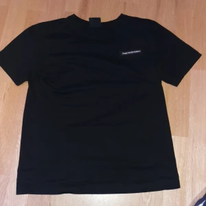 Svart t-shirt från Peak Performance - Tja! Snygg svart t-shirt från Peak Performance med korta ärmar och en liten logga på bröstet. Perfekt för en stilren och avslappnad look. Bra skick men använd ganska mycket. Säljer denna för att jag vuxit ur den.