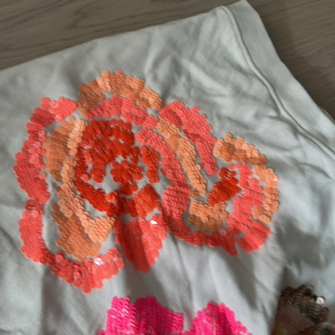 Vit t-shirt med blommiga paljetter från Essentiel Antwerp - 4