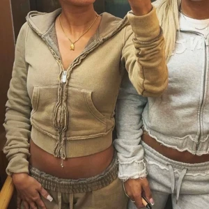 Hidden cult zip up  - Säljer eftersom jag knappt använder den. 💖Jag säljer inte byxorna bara hoodien med dragkedja jag säljer!!! Det Finns också en väldigt liten defekt på ärmen (sista bilden). Jag skulle inte gå för mindre än 500 eftersom det ursprungliga priset är 700 och även eftersom den här produkten inte längre finns tillgänglig på Hidden Cults webbplats.