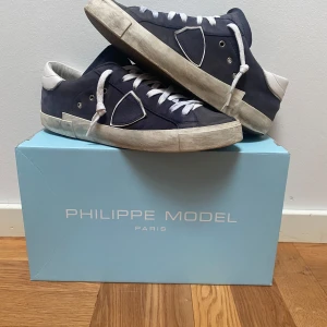 Blå sneakers från Philippe Model - Snygga blå sneakers från Philippe model som är ganska använda men fortfarande snygga och stilrena, mockan är lite sliten och hälen i skon är sliten.Box tillkommer samt extra snören och lapp kommer till säljer dom för dom börjar bli för små 💙skriv privat för att diskutera pris och fler bilder 