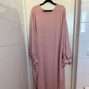 Rosa abaya  - Rosa abaya från Ina collection i stl 3. 