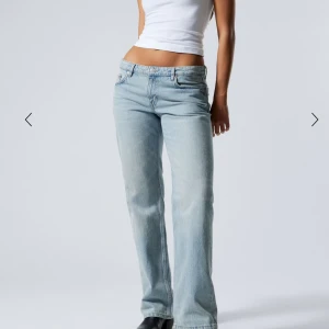 Ljusblå jeans från Weekday - Snygga ljusblå populära Arrow low waist jeans från Weekday . De har en straight passform och är lågmidjade,  W-26 och L-34