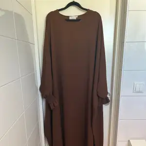 Brun abaya från Ina collections i stl 4, bra skick 