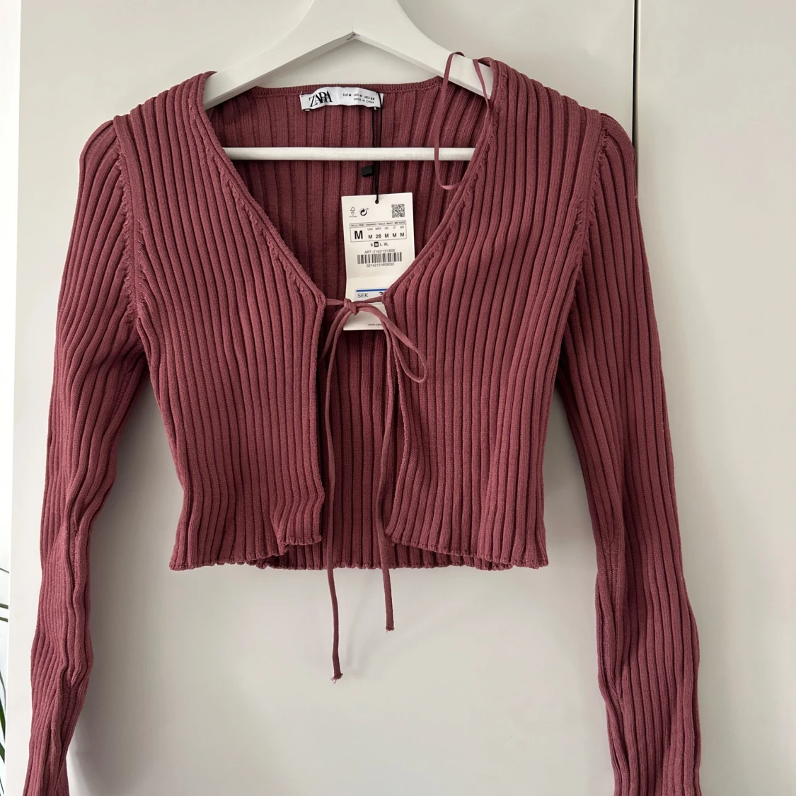 Ribbad vinröd tröja från Zara