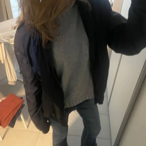 Mörkblå bomberjacka - Snygg bomberjacka i mörkblå färg 