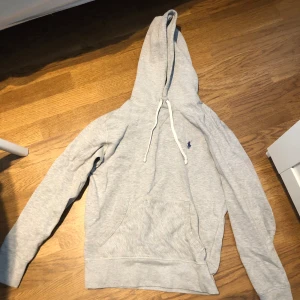 Ralph lauren tjocktröja  - En helt ny ralph lauren tjocktröja jag har använt den nån gång bara.