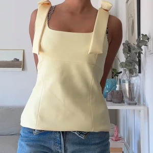 Rosett topp Zara - Strl M, ny med prislapp, helt slutsåld 💕det är mina egna bilder💕