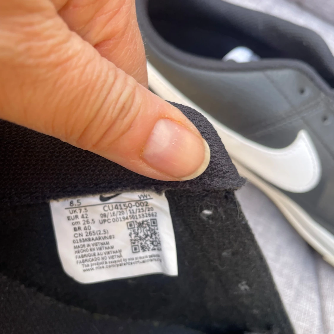 Svarta Nike sneakers med vit sula - 2