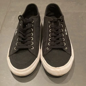 Svarta sneakers från Björn Borg - Snygga svarta sneakers från Björn Borg med stark sula och snörning. Perfekta för en casual look. Diskret logga på sidan och bekväm passform.