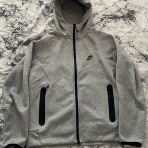 Nike tech - Efterlängtad tröja som jag tyvärr måste sälja då den inte passar mig i storlek. Enbart använd 1-3 gånger då jag testat den för att se hur den passar och visat mina vänner. Helt nytt skick på den, priset är prutbart vid snabbt köp, så hör av er vid minsta fundering:)