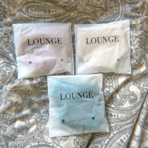 3-Pack Lounge Underwear stringtrosor - 3-Pack helt nya Lounge Underwear stringtrosor! 2st i spets och 1 i ribbat. Dom rosa är i strlk S, beigea ribbade är i strlk XS & mörkgröna/turkosa är i storlek XS. Köptes för nypris 620kr! FÖRST TILL KVARN!