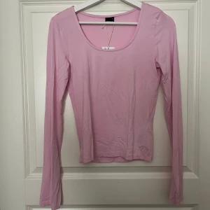 Soft touch jersey top - Säljer denna tröja, soft touch jersey top från Gina Tricot i Small. I den ljusrosa färgen Pink Lady. Fin urringad topp med liten slits i slutet av ärmen. Aldrig använd, prislappar finns kvar. Hör gärna av er för fler bilder eller frågor. Priset kan diskuteras