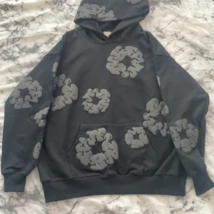 Denim tears hoodie - Efterlängtad tröja som jag tyvärr måste sälja då den inte passar mig i storlek. Enbart använd 1-3 gånger då jag testat den för att se hur den passar och visat mina vänner. Helt nytt skick på den, priset är prutbart vid snabbt köp, så hör av er vid minsta fundering:)