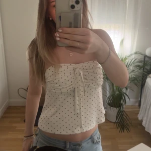 Prickig topp - säljer denna söta prickiga toppen som jag köpte på plick då den tyvärr inte passade som jag ville i storleken!! inga defekter💗