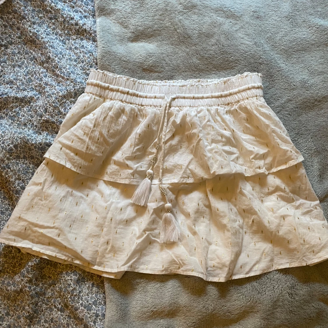 Vit kjol med guldiga prickar