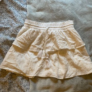 Vit kjol med guldiga prickar - Jättefin kjol från Gina tricot. Helt oanvänd!🩷🩷🩷