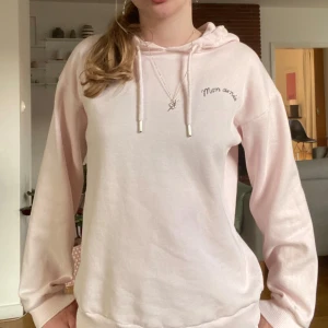 Rosa hoodie - Säljer en jättefin rosa hoodie från Gina Tricot🩷🩷 Den är i storlek 146/152 men passar också dom som har storlek 158/164💖