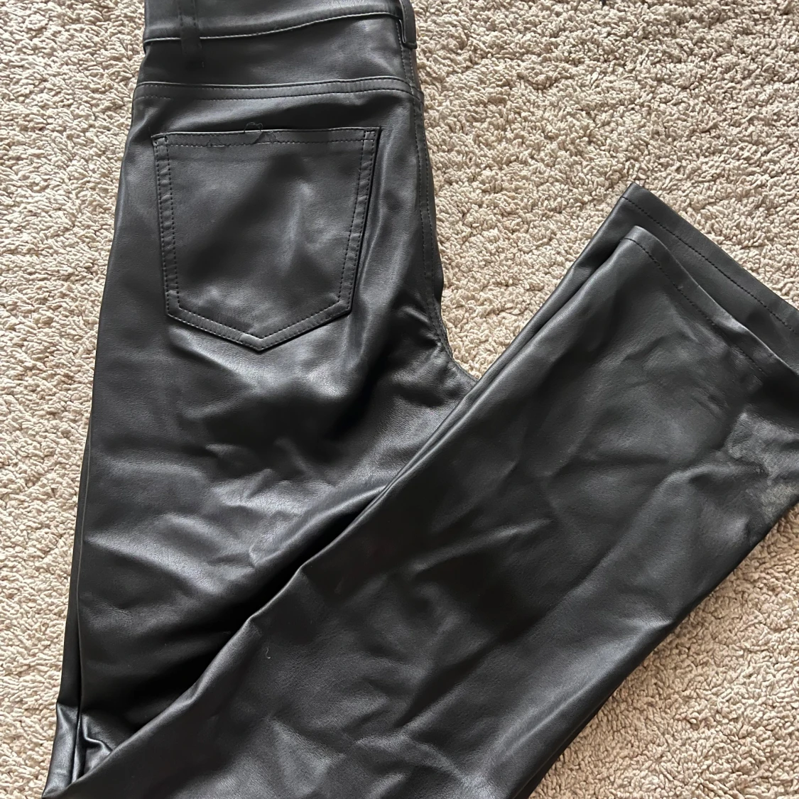 Svarta lowwaisted skinnbyxor från Bik Bok - 2