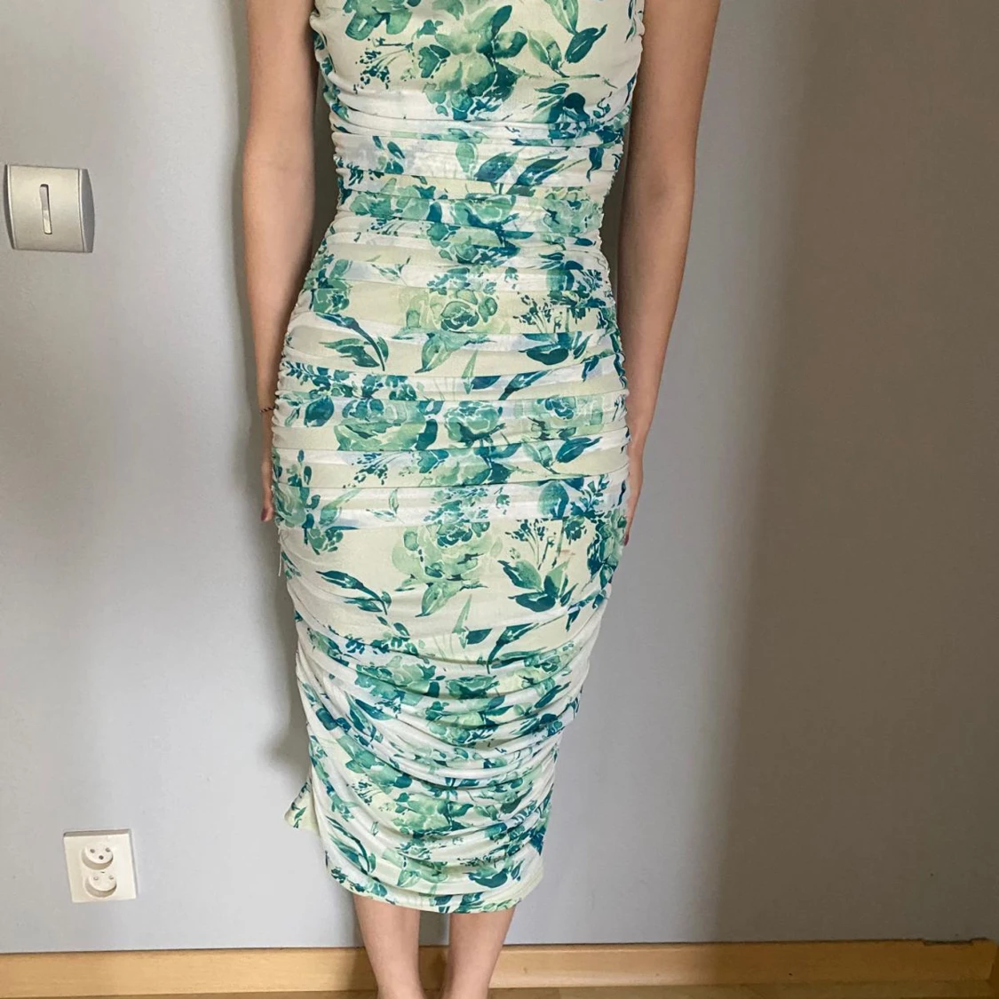 Blommig klänning med gröna nyanser - 1