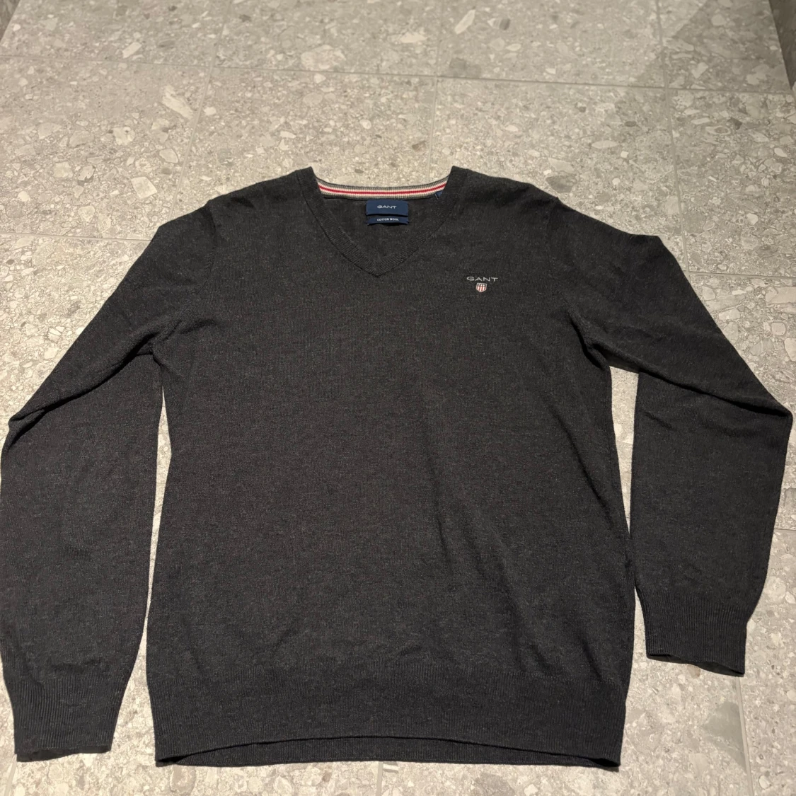 Grå v-ringad tröja från GANT - 1