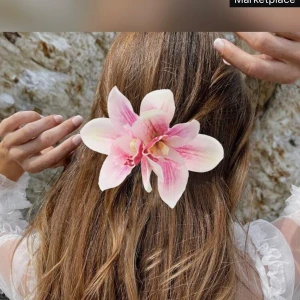Hårklämma med rosa orkidé - Snygg hårklämma med en stor rosa orkidéblomma🌸 Blomman är fäst på en metallklämma som gör den enkel att sätta i håret💗Helt oanvänd💛