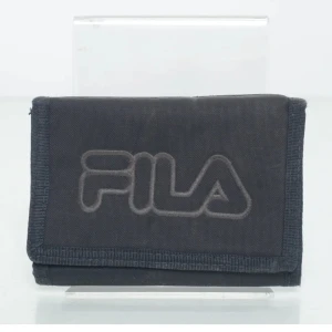 Svart plånbok från Fila - Snygg och praktisk svart plånbok från Fila med dragkedja på baksidan. Perfekt för att hålla ordning på dina kort och kontanter. Enkel och stilren design som passar alla tillfällen.