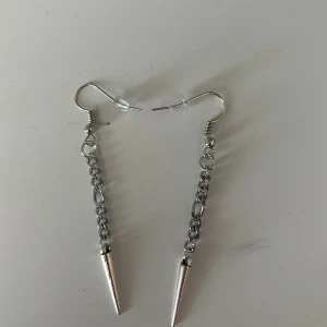 Hemmagjorda silverörhängen😍 - Hemmagjorda silverörhängen med en kedja och nitar😍 Säljs i par💕