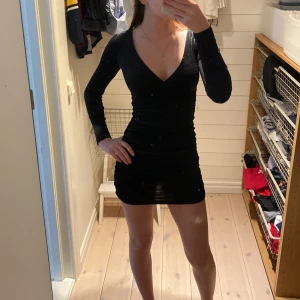 Svart glittrig klänning från H&M - Snygg klänning som knappt är använd💞säljer för den är för liten💞