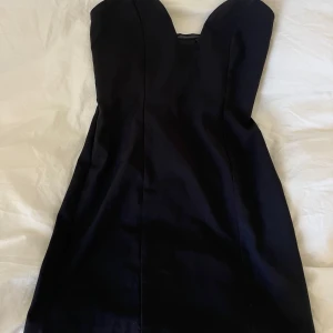 Svart axelbandslös klänning - Svart miniklänning.