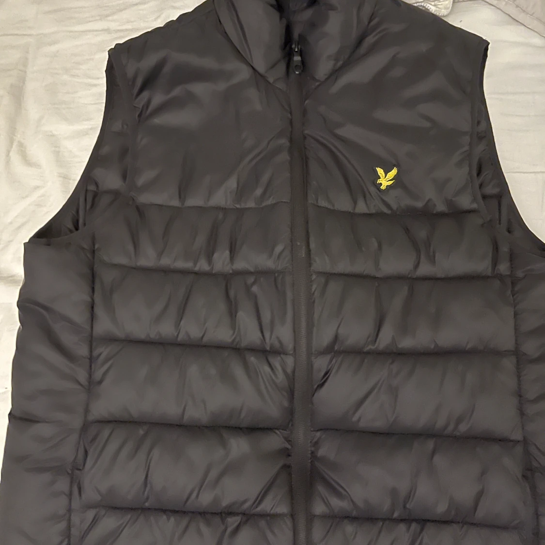 Svart dunväst från Lyle & Scott