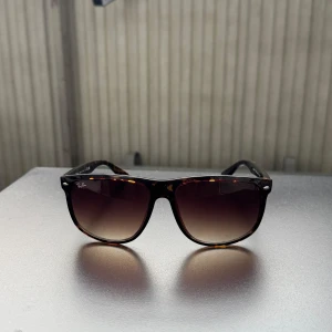 Rayban solglasögon  - Säljer dessa helt nya rayban boyfriend i den mest eftertraktade modellen som är helt perfekt nu inför sommaren. 🚨inget og följs med🚨bara att skriva vid frågor eller funderingar :)