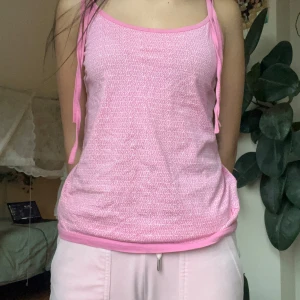 Rosa linnetopp från Marwin - Säljer en söt rosa linnetopp från Marwin med ett diskret mönster. Toppen har smala axelband som knyts och en bekväm passform 💞