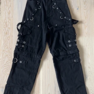 Super snygga svarta raver jeans - Helt nya jätte snygga svarta jeans som även kan göras om till shorts. Riktigt stilrena samt inspirerade av större designer märke. Condition: 10/10. Storlek 30. Hör av er vid intresse!