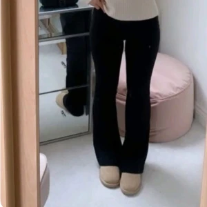 Svarta bootcut yoga pants  - Snygga svarta bootcut byxor som passar perfekt för en stilren look. De har en tight passform upptill och vidgar sig vid benen för en klassisk bootcut-stil. Perfekta för både vardag och mer uppklädda tillfällen.