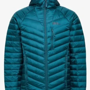 Turkos dunjacka från Jack Wolfskin - Jack Wolfskin dunjacka - PASSAMANI DOWN HOODY M- NY. (Oanvänd) STRL: M. En vacker grönblå nyans. Jackan har en praktisk huva och flera fickor med dragkedja för säker förvaring. Perfekt för kyliga dagar. Färg: BLÅ KORALL >> Ordinarie pris: 2850 kr  (230  €)                                                      >> Ordinarie pris står 