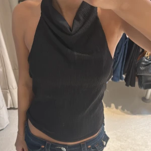 Svart halterneck topp - Säljer en svart halterneck topp som är i nyskick. Storlek S