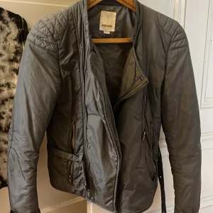 Grå / grön militärgrön bikerjacka från Diesel - Jacka från diesel. Storlek Small