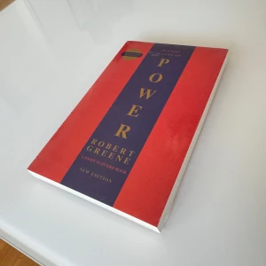 The Concise 48 Laws of Power - Säljer boken 'The Concise 48 Laws of Power' av Robert Greene. Perfekt för dig som är intresserad av psykologi, makt och strategi. Boken är på Engelska och kommer splitterny fortfarande inplastad. Kan mötas upp & kan även frakta. Mvh Acee