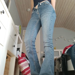 Lågmidjade bootcut jeans från Gina Tricot  - Säljer jeansen eftersom dom blivit för små, dom har inga defekter, och har bara använts ett fåtal gånger🌟🌟