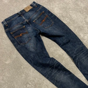 Nudie Jeans - Tjena! Säljer dessa riktigt snygga Nudie jeans med sjukt najs tvätt! Jeansen är i riktigt fint skick och utav modellen ”Thin Finn” (slimfit passform). Size 30/32. Skriv vid funderingar!