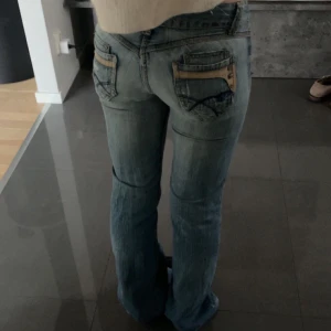 Blå lågmidjade jeans - Säljer dessa skitsnygga lågmidjade jeans då dom tyvärr är för långa på mig❤️ Passar på nån som är runt 170cm❤️