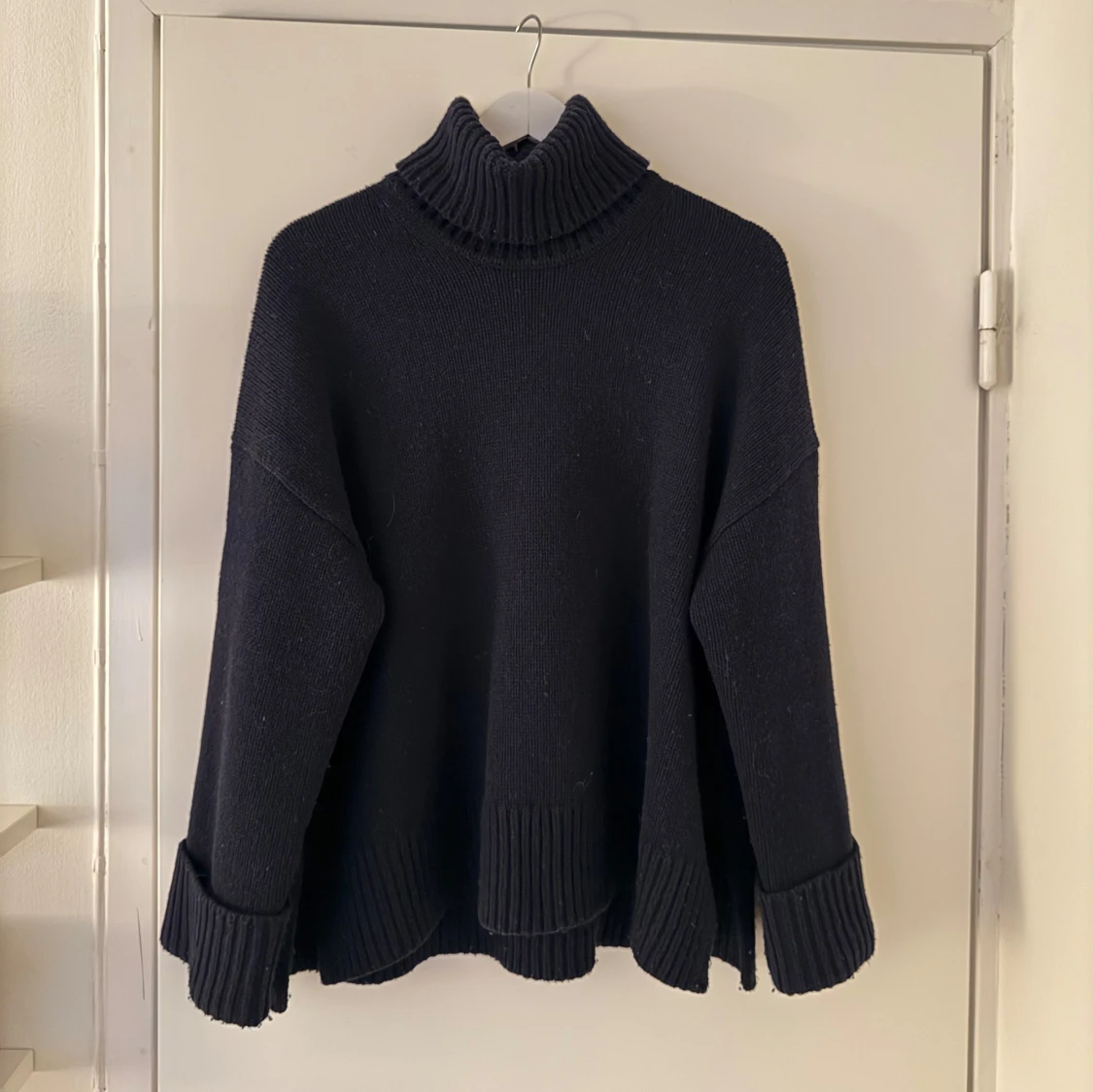 Mörkblå stickad polotröja från Samsøe Samsøe - 1