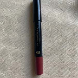 H&M Lip Colour-To-Go Läppstift - Ett läppstift från H&M i pennformat.  Perfekt att ha med sig i väskan för snabb applicering. Använd en gång passar inte mig som färg.