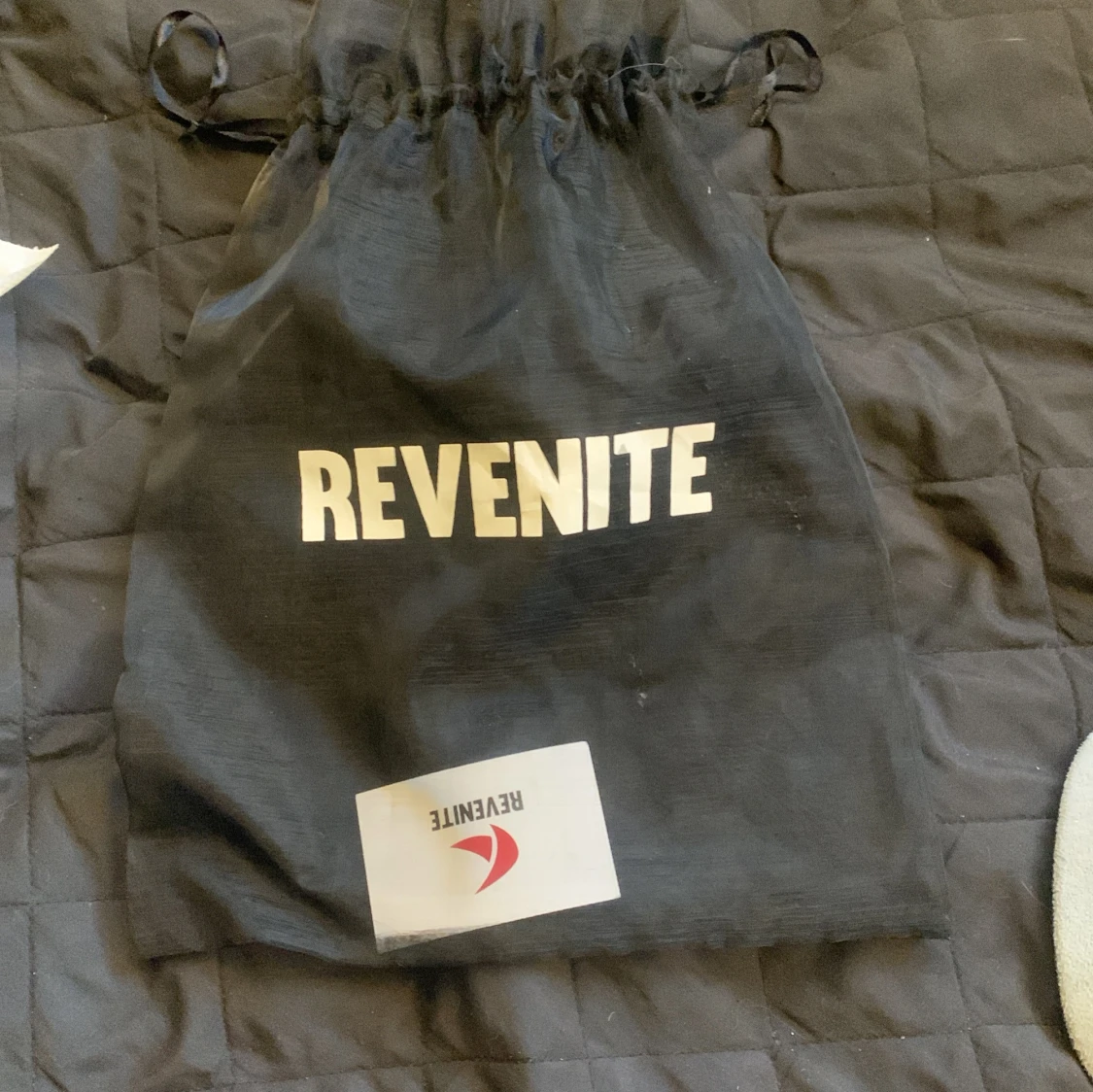 Grå keps från Revenite med bildmotiv - 4