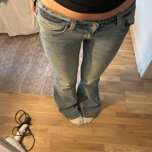 Blå bootcut jeans - Snygga blå bootcut jeans med låg midja. Jeansen har en lätt tvättad färg. Perfekta för dig som gillar jeans med utsvängda ben!💓priset kan diskuteras!!!!!!!