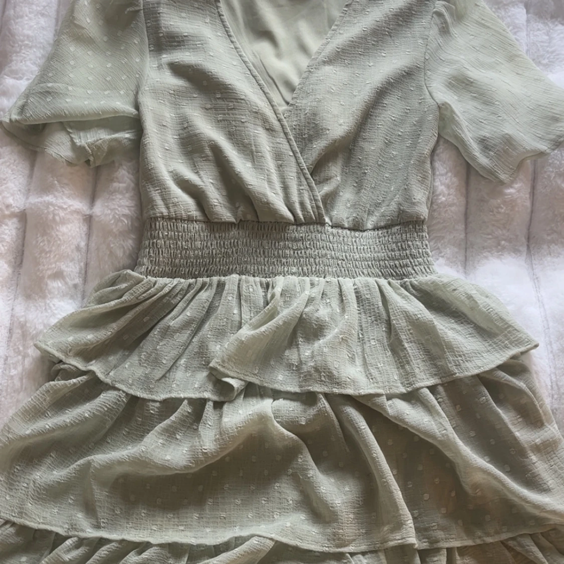 Somrig grön klänning med volanger - 1