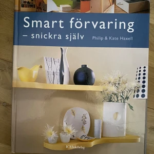 Smart förvaring – snickra själv - Säljer boken 'Smart förvaring – snickra själv' av Philip & Kate Haxell. Perfekt för dig som vill bygga egna förvaringslösningar hemma. Boken innehåller tydliga instruktioner, bilder och tips för att snickra smarta möbler och hyllor till olika rum.